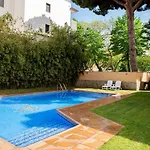 Con Piscina En アパート *